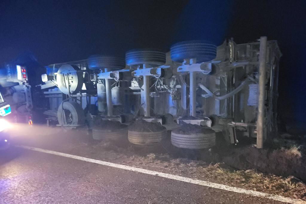 Ciężarówka zjechała z drogi