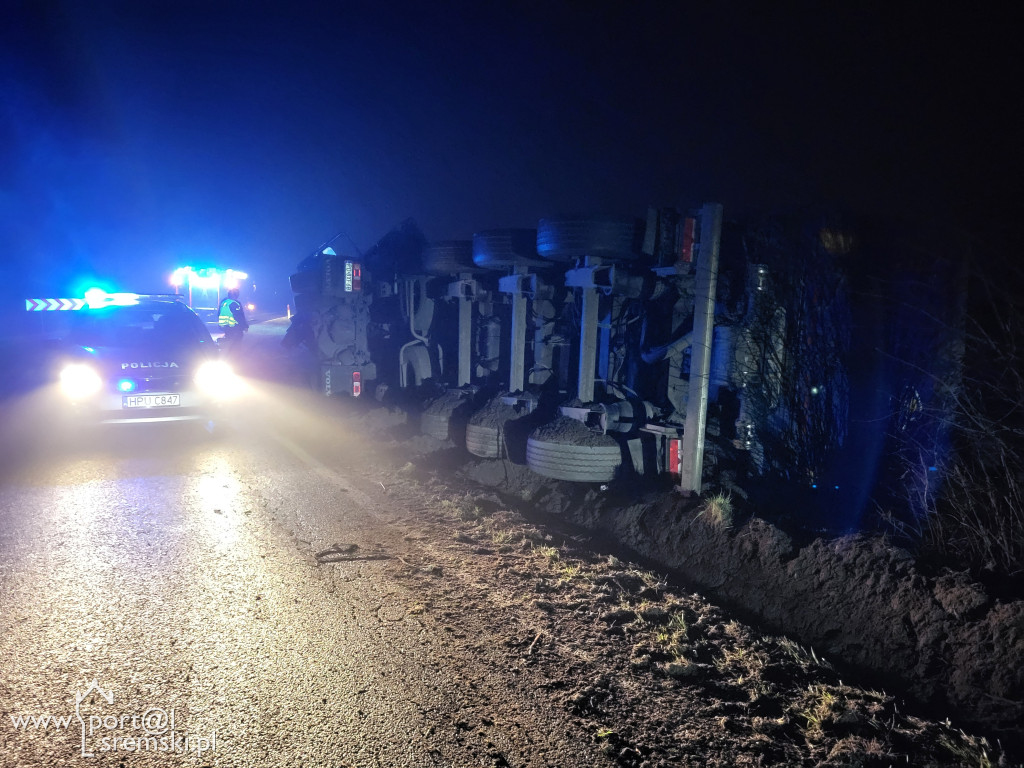 Ciężarówka zjechała z drogi