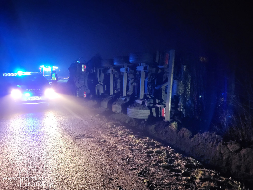 Ciężarówka zjechała z drogi