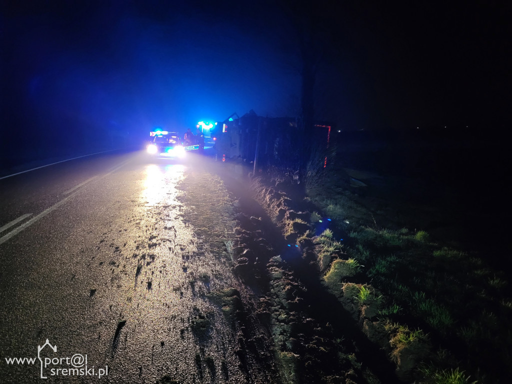 Ciężarówka zjechała z drogi