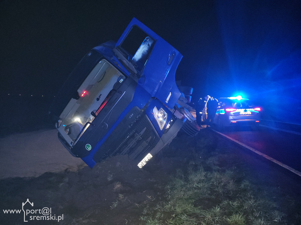Ciężarówka zjechała z drogi