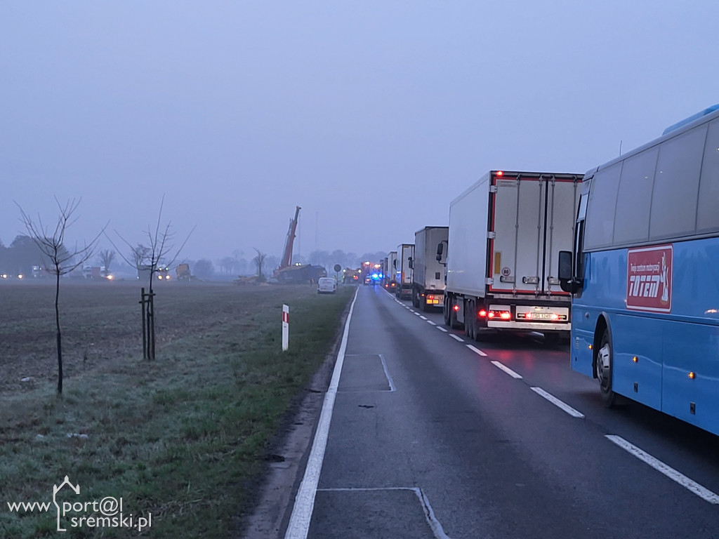 Ciężarówka zjechała z drogi