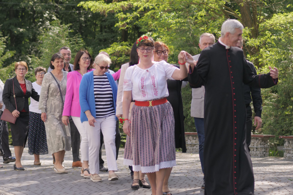 Po Mszy św. zatańczyli poloneza