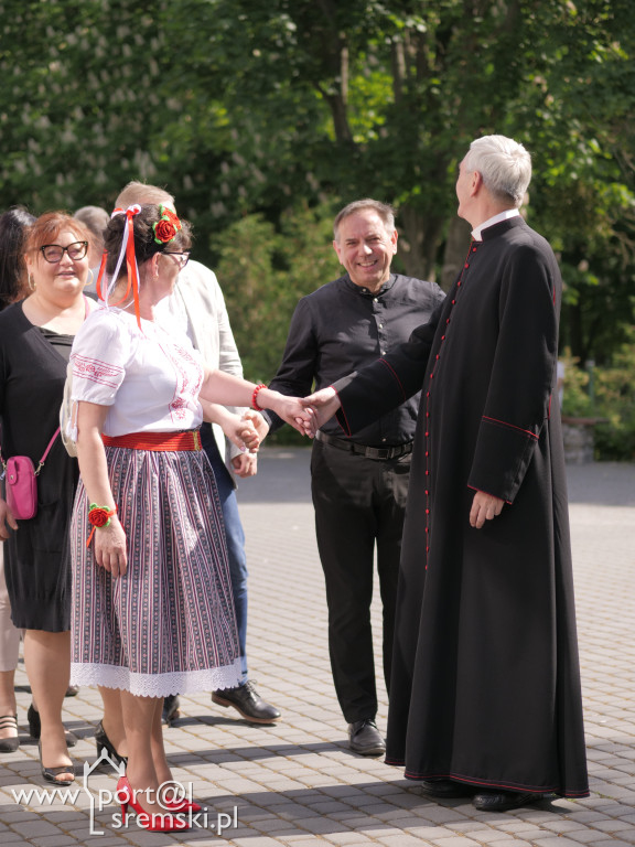 Po Mszy św. zatańczyli poloneza
