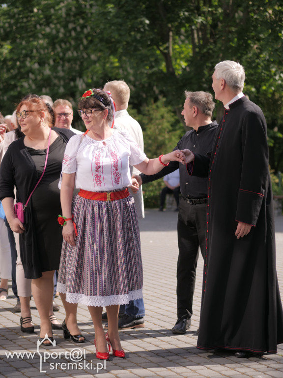 Po Mszy św. zatańczyli poloneza