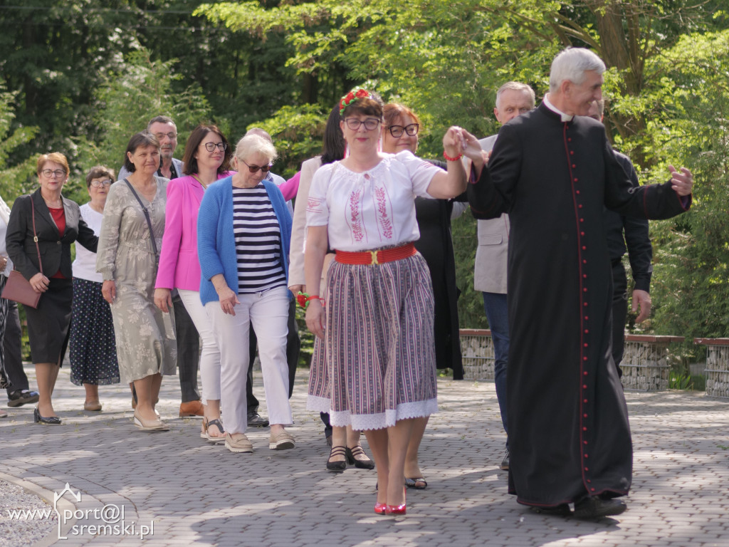 Po Mszy św. zatańczyli poloneza