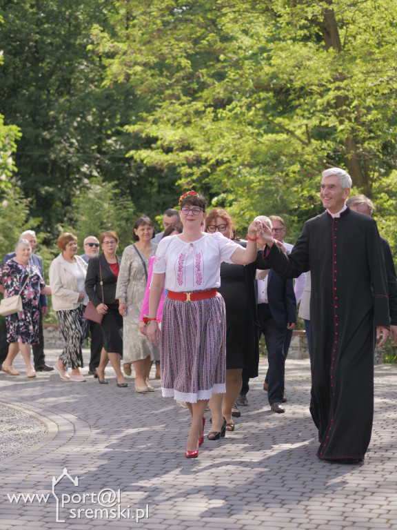 Po Mszy św. zatańczyli poloneza