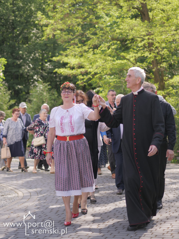 Po Mszy św. zatańczyli poloneza