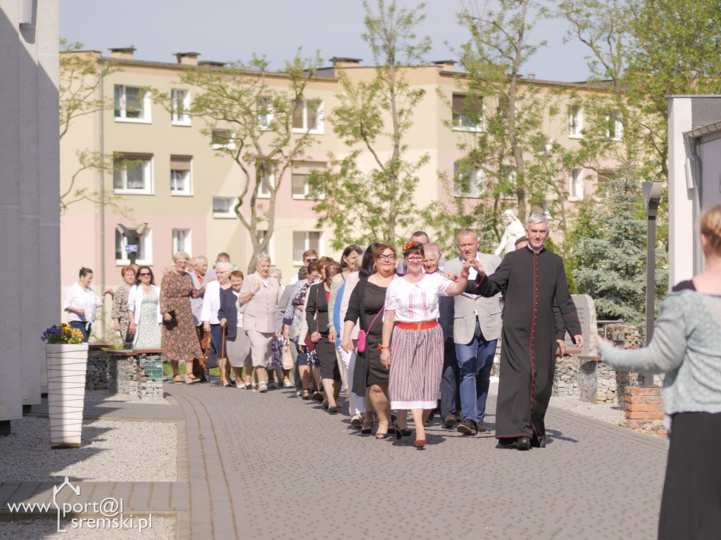 Po Mszy św. zatańczyli poloneza
