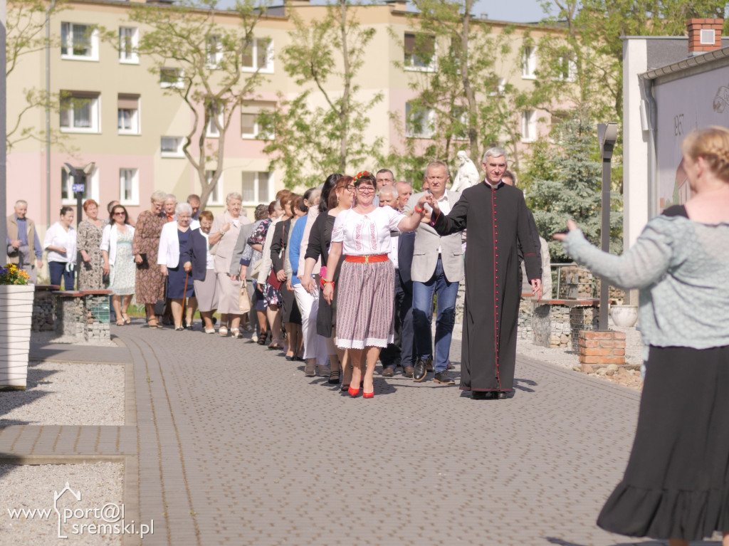 Po Mszy św. zatańczyli poloneza