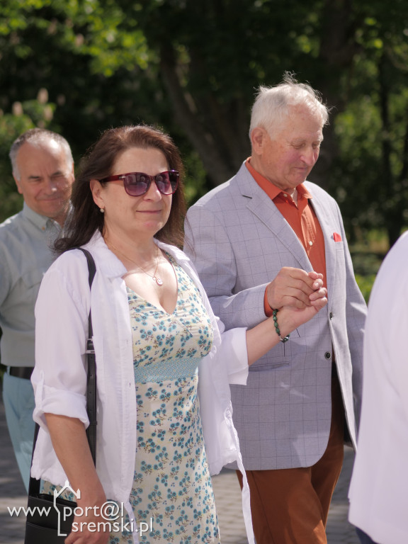 Po Mszy św. zatańczyli poloneza