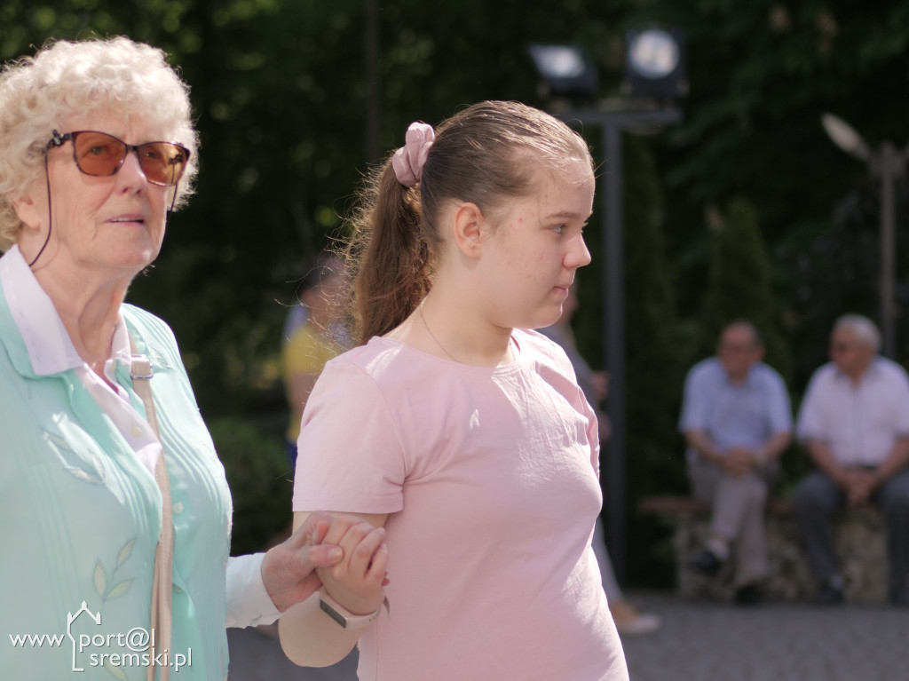 Po Mszy św. zatańczyli poloneza