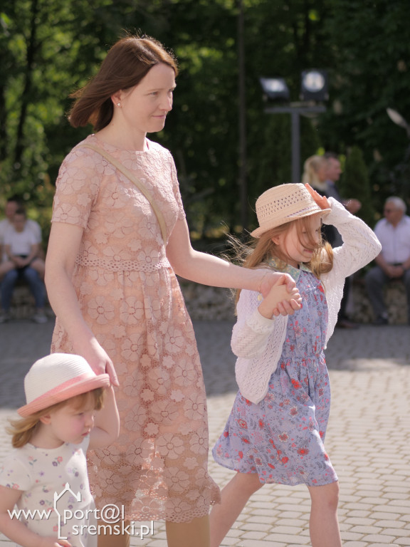 Po Mszy św. zatańczyli poloneza