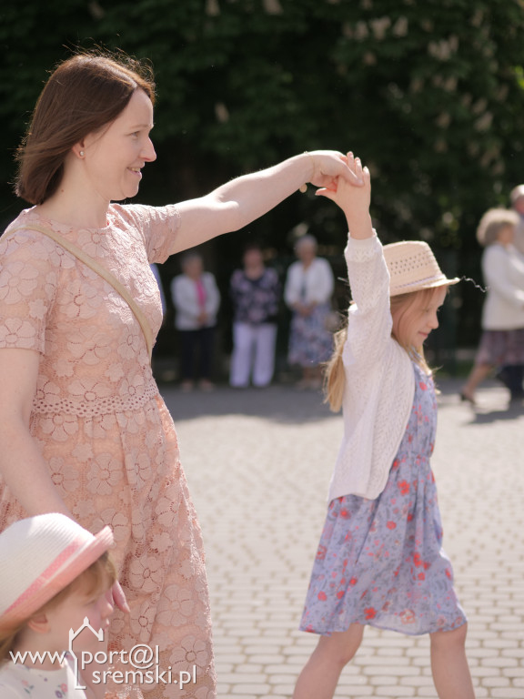 Po Mszy św. zatańczyli poloneza