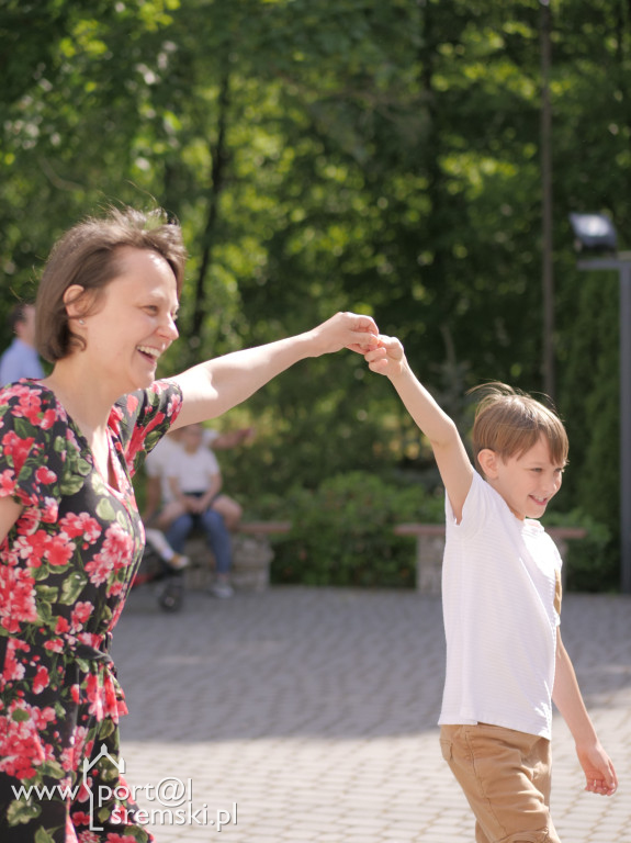 Po Mszy św. zatańczyli poloneza