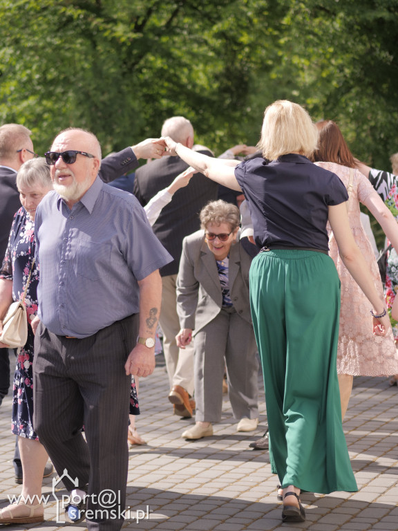 Po Mszy św. zatańczyli poloneza