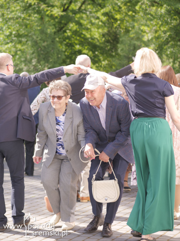 Po Mszy św. zatańczyli poloneza