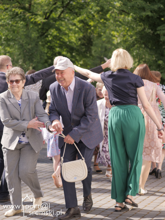 Po Mszy św. zatańczyli poloneza