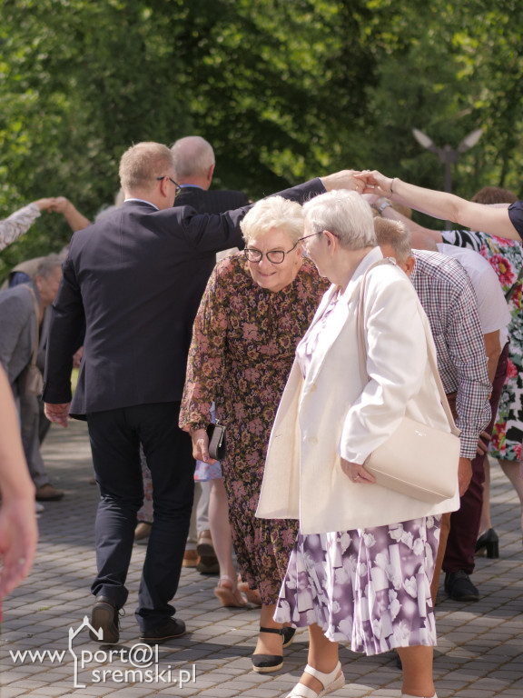 Po Mszy św. zatańczyli poloneza