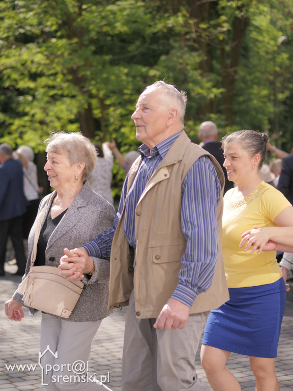Po Mszy św. zatańczyli poloneza