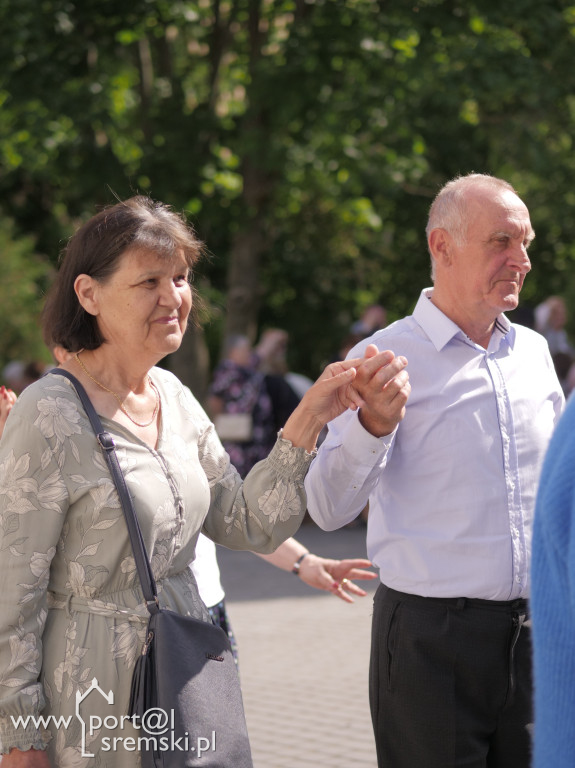 Po Mszy św. zatańczyli poloneza