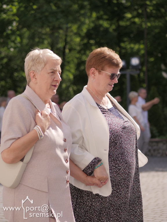 Po Mszy św. zatańczyli poloneza