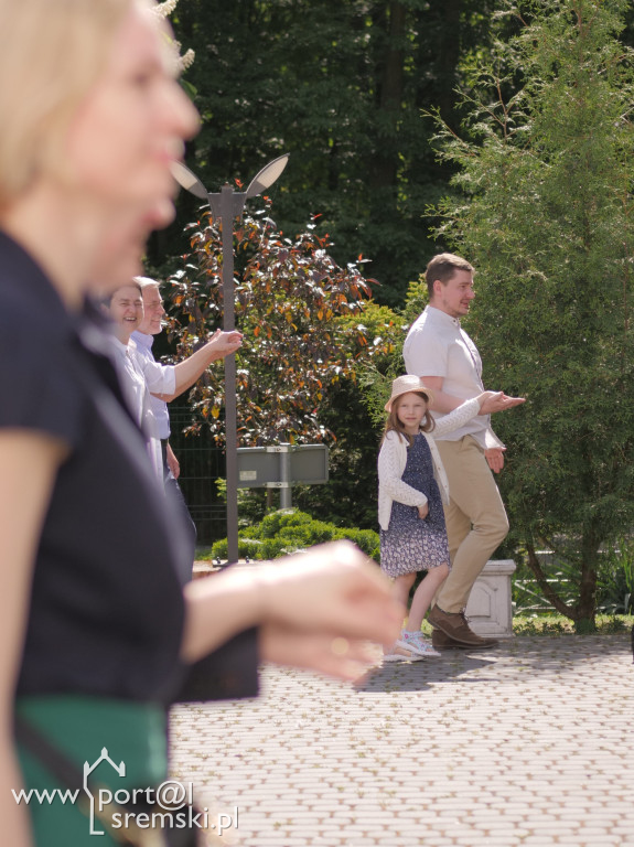 Po Mszy św. zatańczyli poloneza