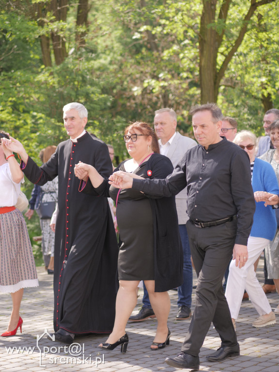 Po Mszy św. zatańczyli poloneza