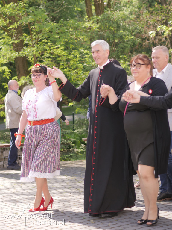 Po Mszy św. zatańczyli poloneza