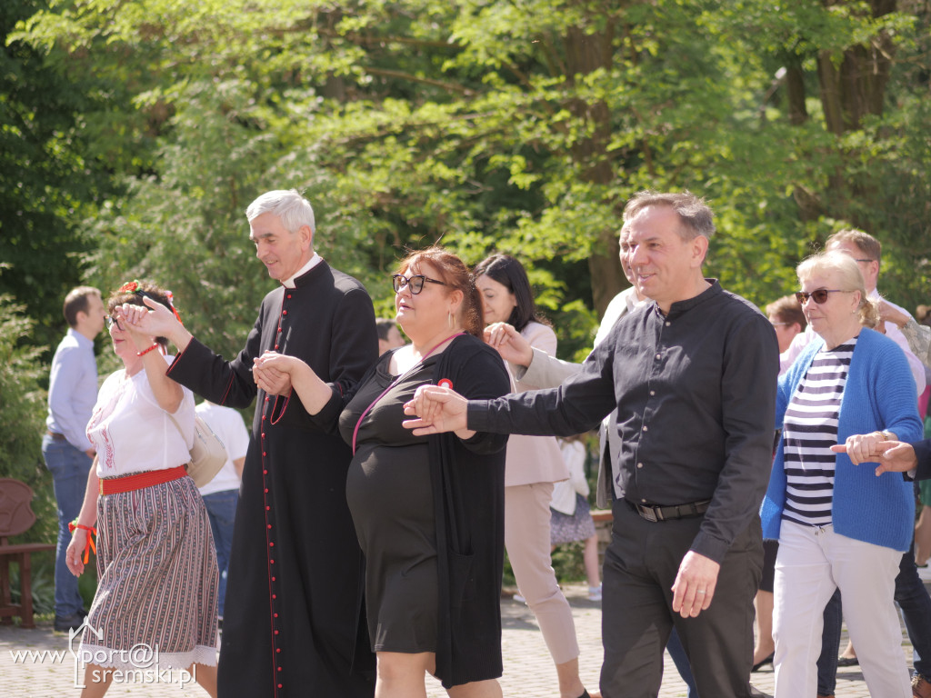 Po Mszy św. zatańczyli poloneza