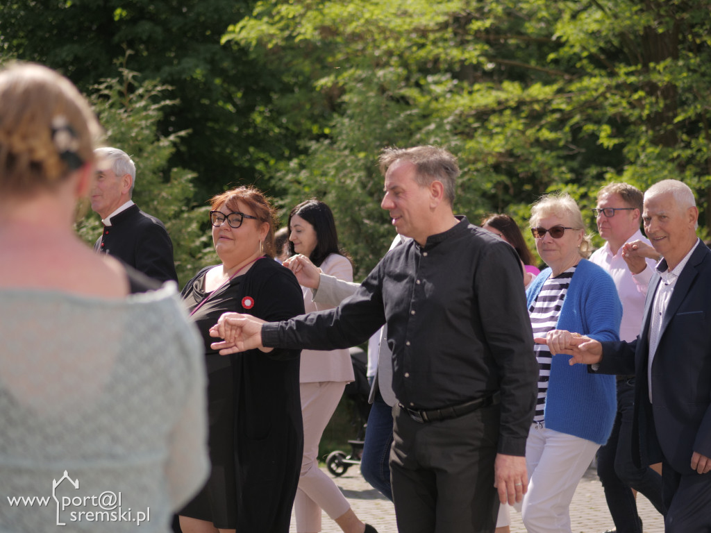 Po Mszy św. zatańczyli poloneza