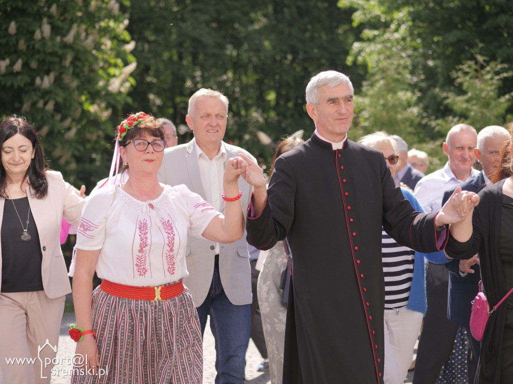 Po Mszy św. zatańczyli poloneza