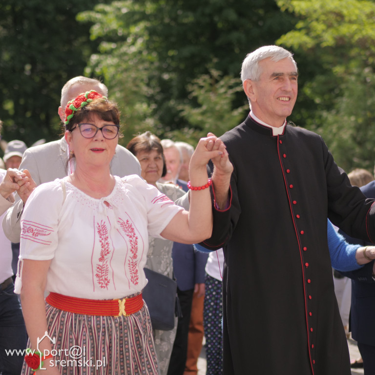 Po Mszy św. zatańczyli poloneza
