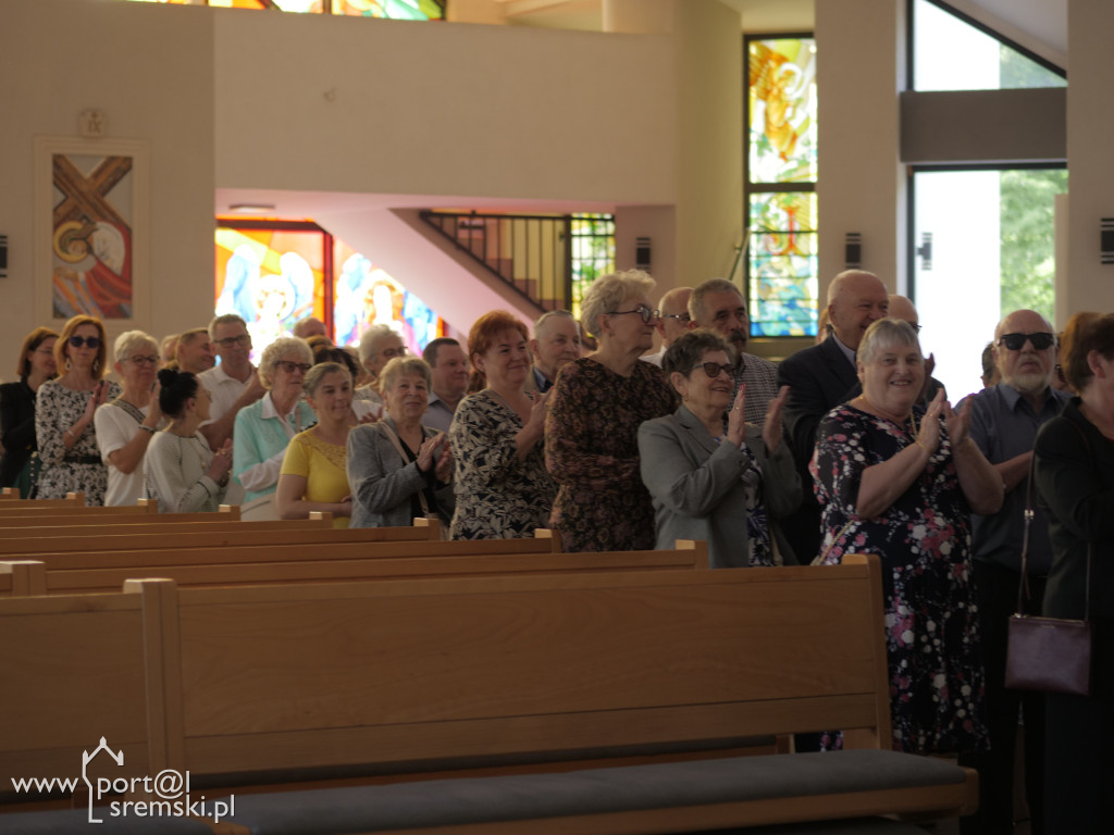 Po Mszy św. zatańczyli poloneza