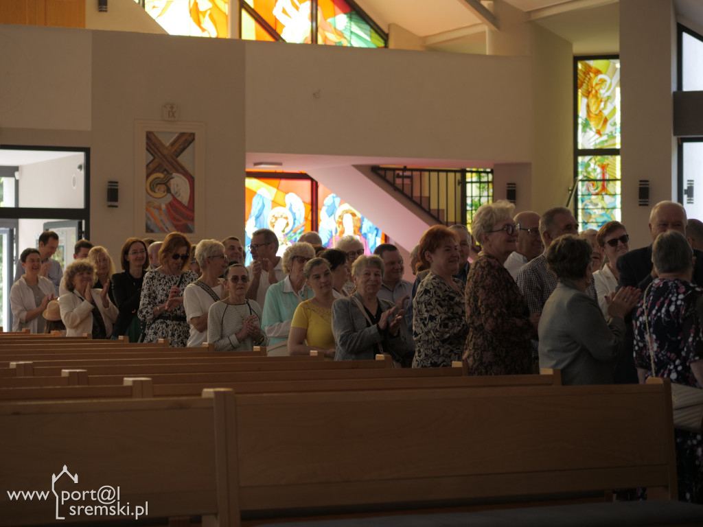 Po Mszy św. zatańczyli poloneza