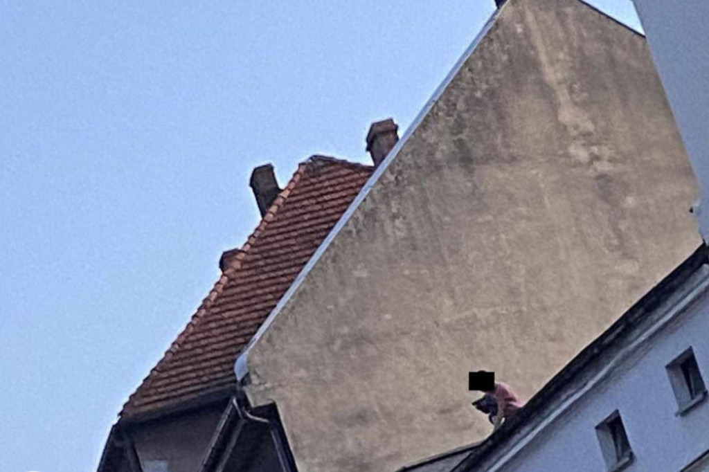 Stał na dachu kamienicy