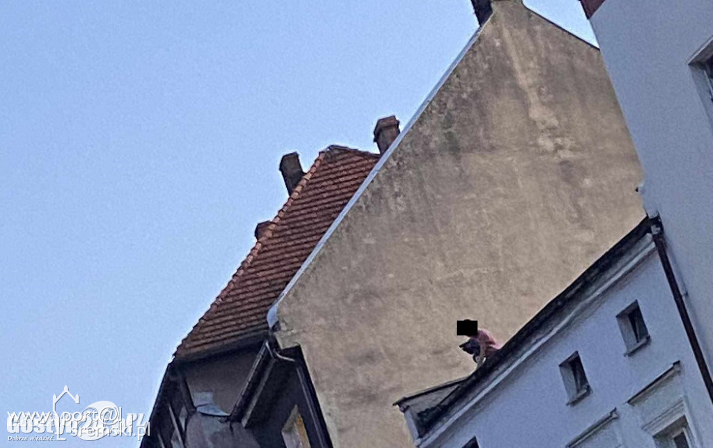 Stał na dachu kamienicy