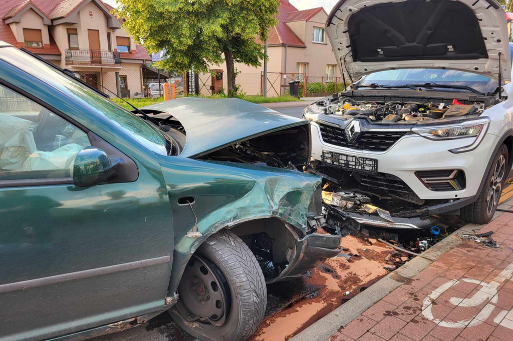 Zjechał na zaparkowane auta
