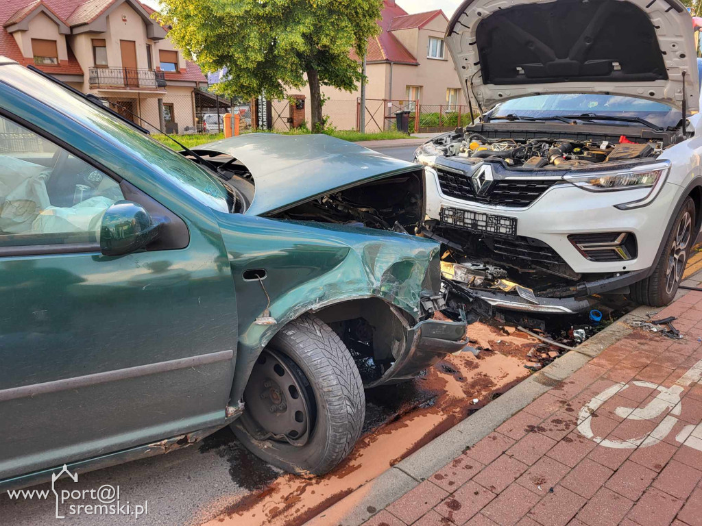 Zjechał na zaparkowane auta