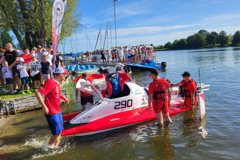 Motorowodniacy na jeziorze w Śremie