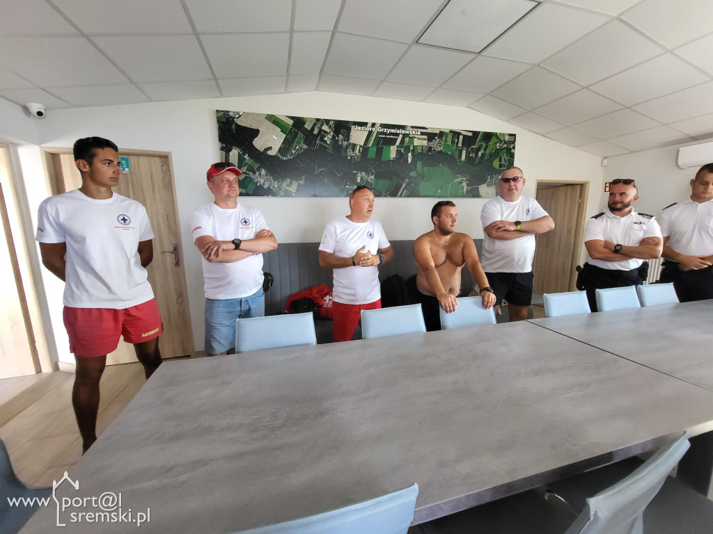 Motorowodniacy na jeziorze w Śremie