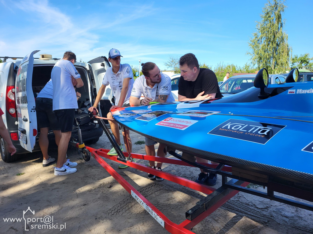 Motorowodniacy na jeziorze w Śremie