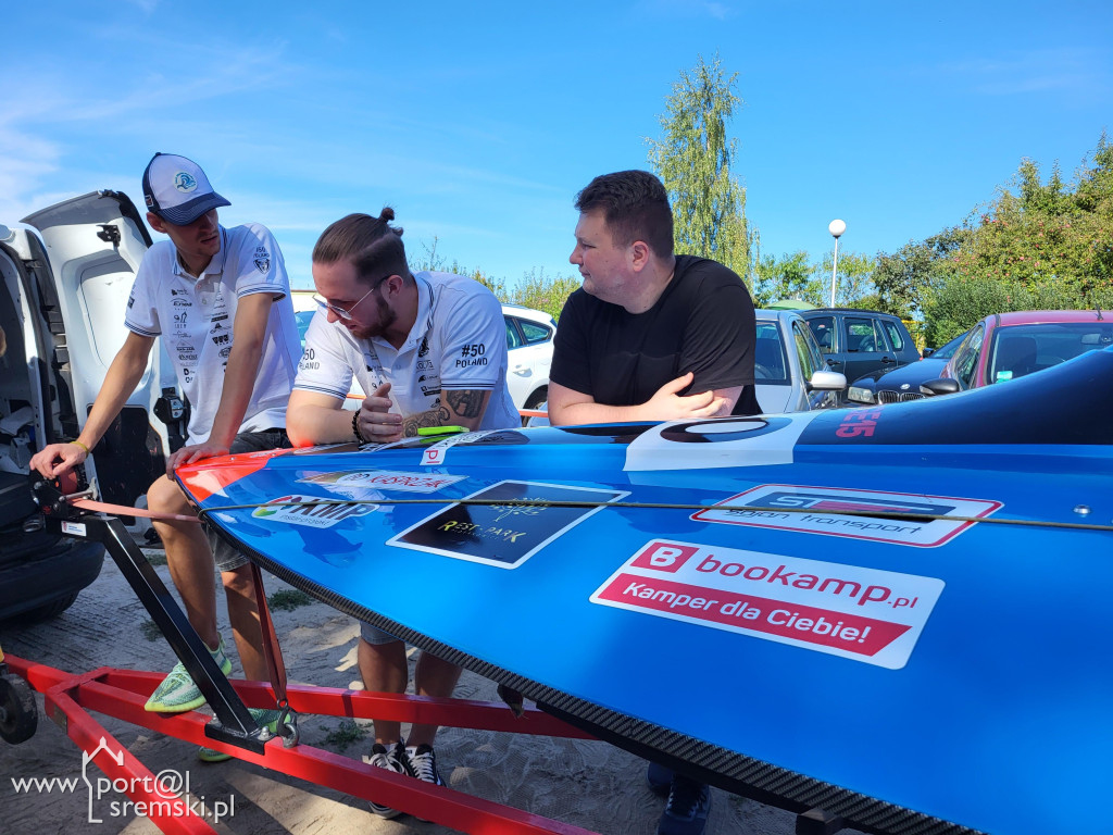 Motorowodniacy na jeziorze w Śremie