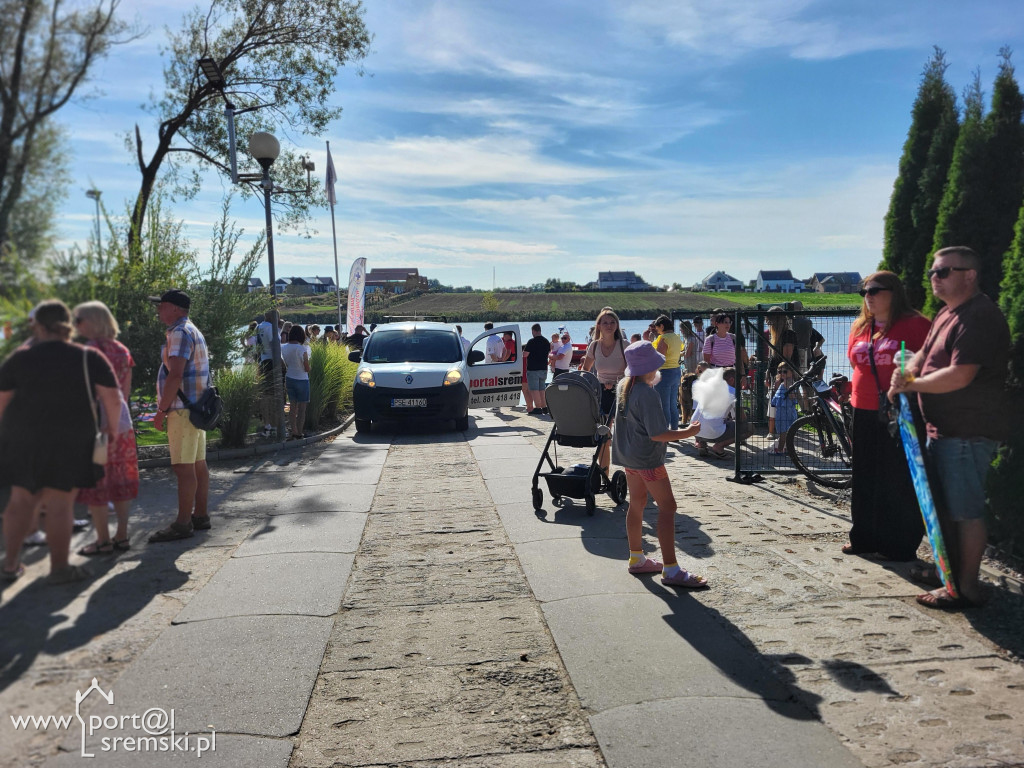 Motorowodniacy na jeziorze w Śremie