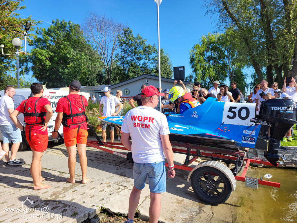 Motorowodniacy na jeziorze w Śremie