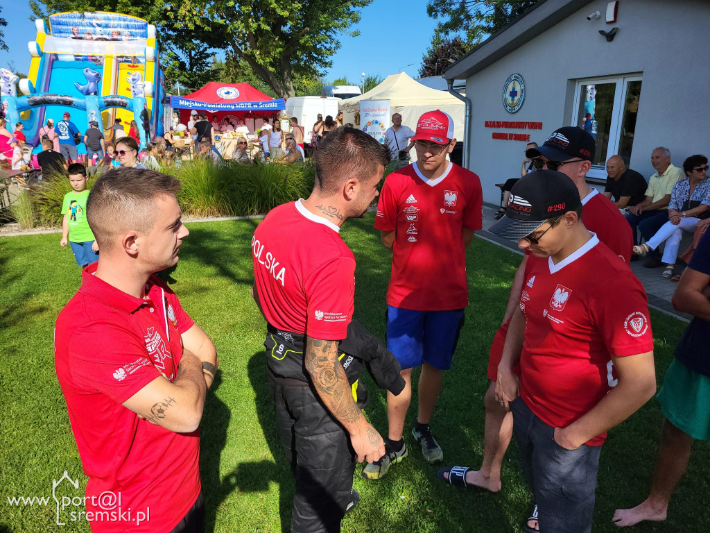 Motorowodniacy na jeziorze w Śremie