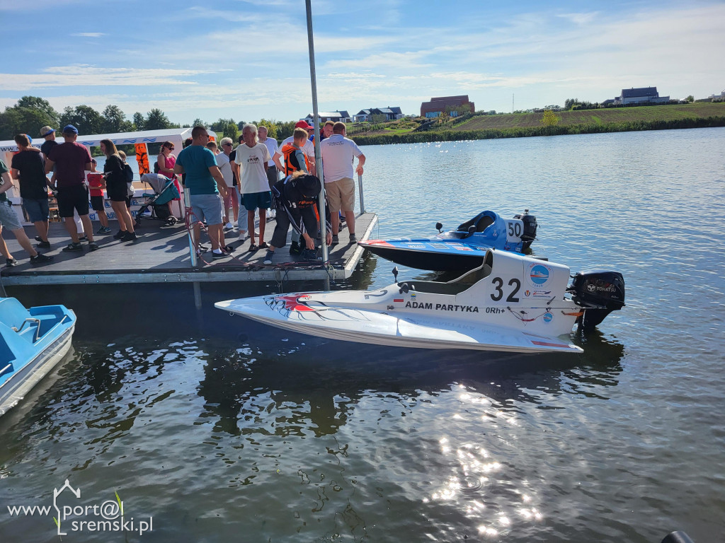 Motorowodniacy na jeziorze w Śremie
