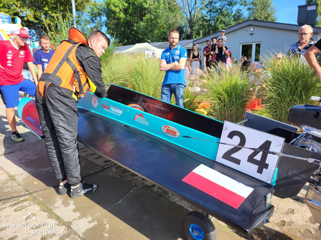 Motorowodniacy na jeziorze w Śremie