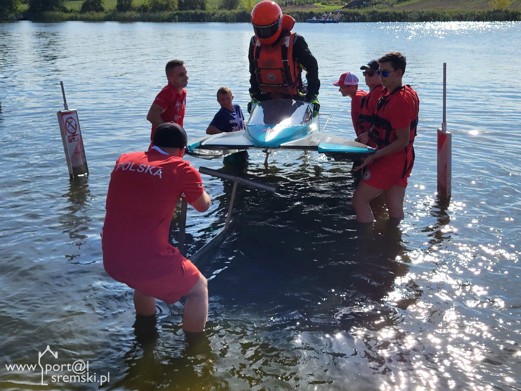 Motorowodniacy na jeziorze w Śremie