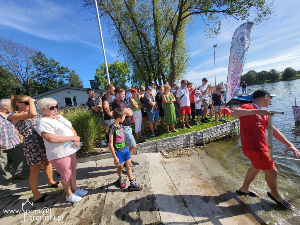 Motorowodniacy na jeziorze w Śremie